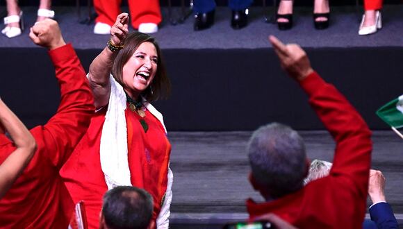La senadora mexicana y candidata presidencial por el Frente Amplio por México, Xóchitl Gálvez, saluda a sus partidarios durante un mitin en la Ciudad de México el 8 de septiembre de 2023. (Foto de CLAUDIO CRUZ / AFP)