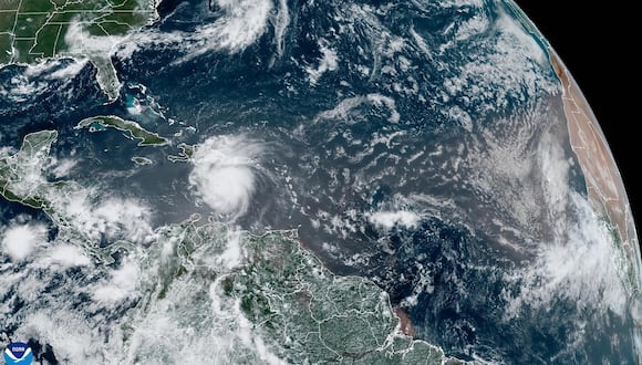 Fotografía satelital cedida este martes por La Oficina Nacional de Administración Oceánica y Atmosférica (NOAA) a través del Centro Nacional de Huracanes (NHC) estadounidense donde se muestra la localización del huracán Beryl en el Caribe.  EFE/NOAA-NHC