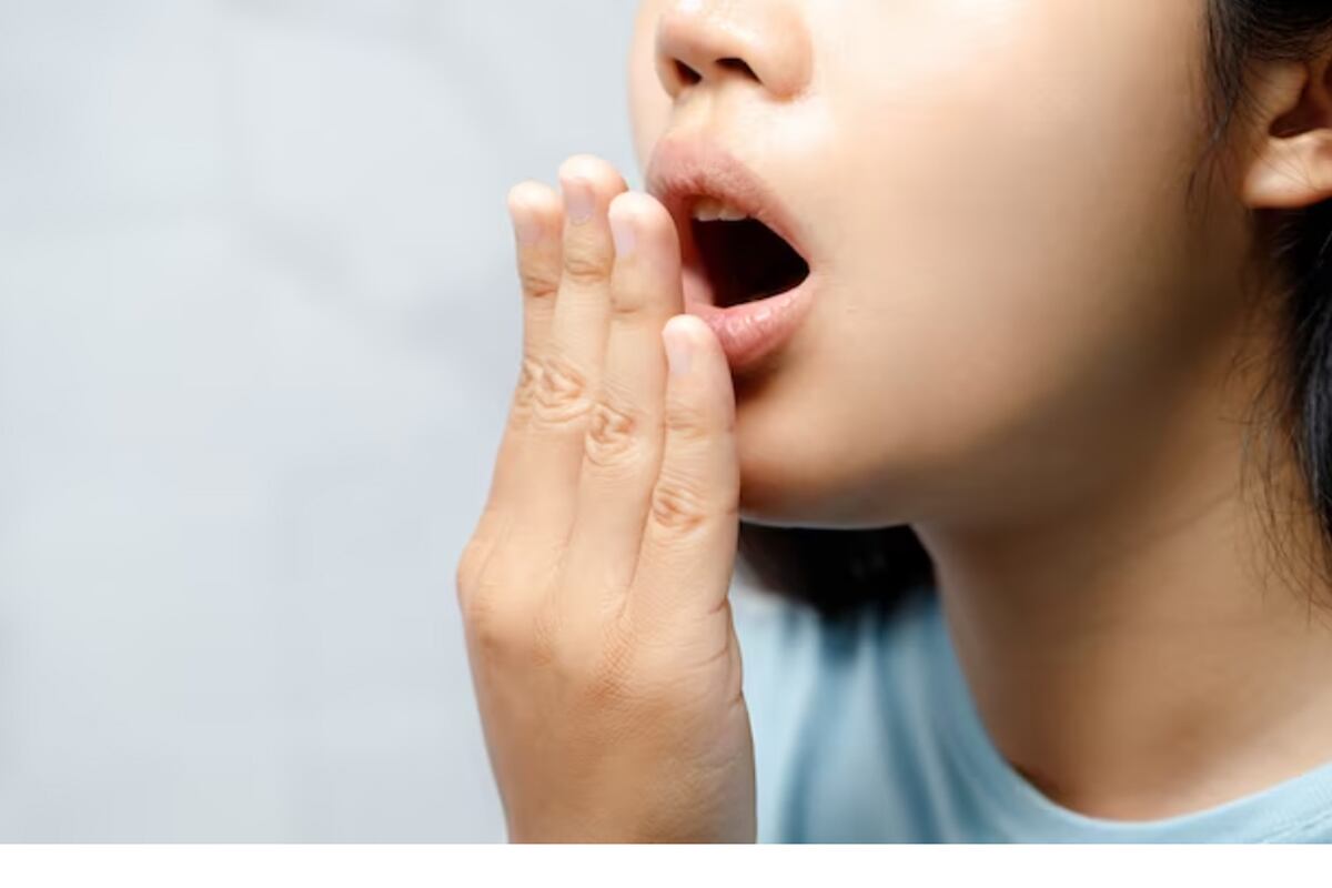 Con una buena higiene oral y cuidado adecuado, es posible prevenir y tratar la halitosis, por ello, es recomendable evitar ciertos hábitos perjudiciales, como el tabaquismo o el consumo de alcohol.