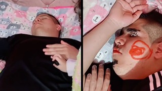 Se queda dormido, sus hijas lo maquillan y se vuelve viral en redes sociales