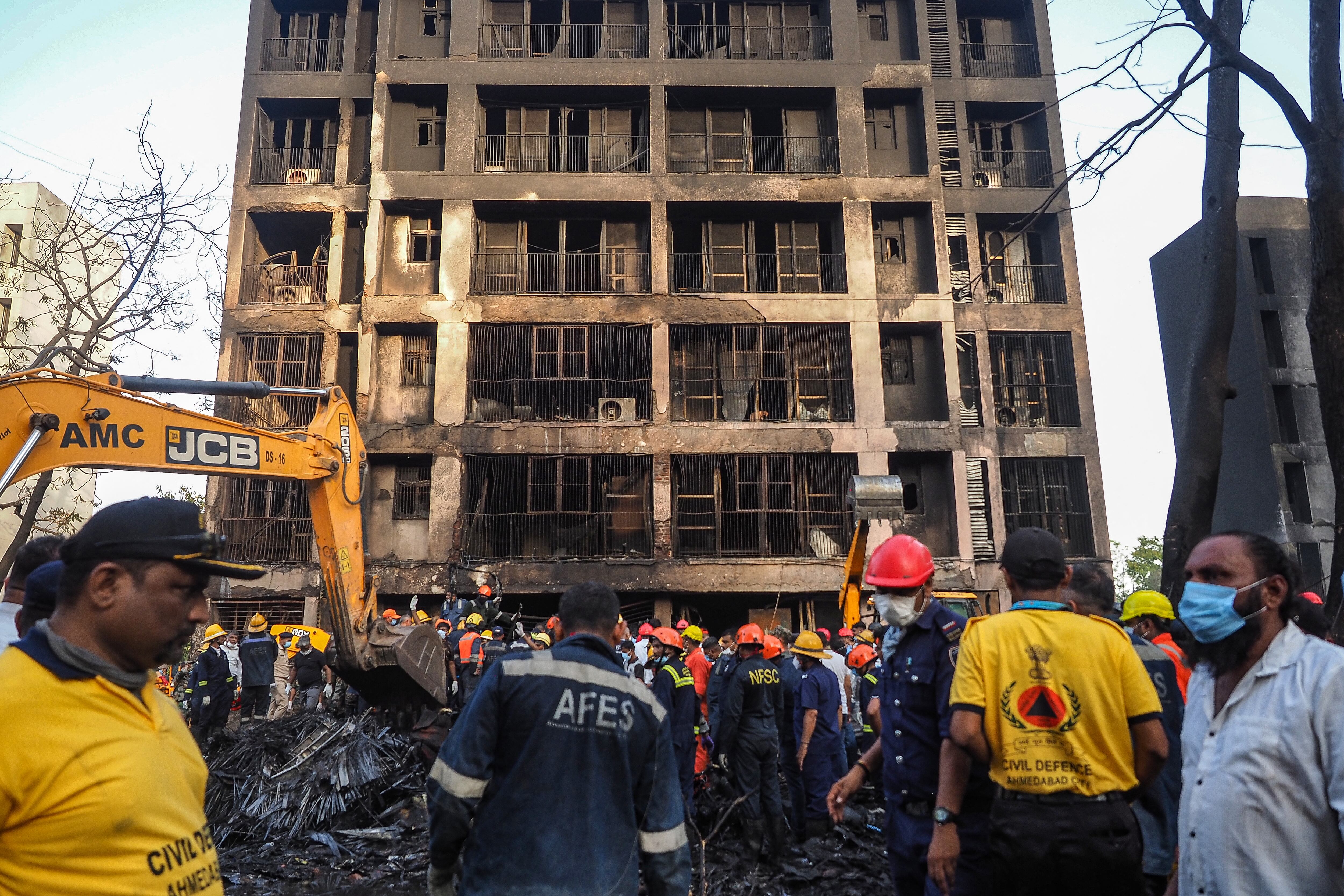 Los rescatistas trabajan en el lugar donde se estrelló el vuelo 171 de Air India en una zona residencial cerca del aeropuerto de Ahmedabad el 12 de junio de 2025. (Foto de Sam PANTHAKY / AFP).
