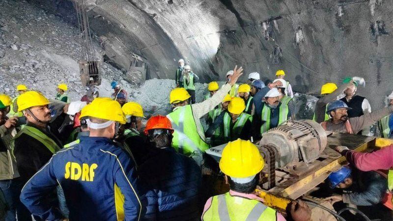 Una parte del túnel se derrumbó el domingo 12 de noviembre por la mañana en la India. (FUERZA DE RESPUESTA A DESASTRES DEL ESTADO DE UTTARAKHAND).