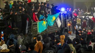 Familiares de los 12 mil detenidos en protestas en Kazajistán buscan información sobre ellos
