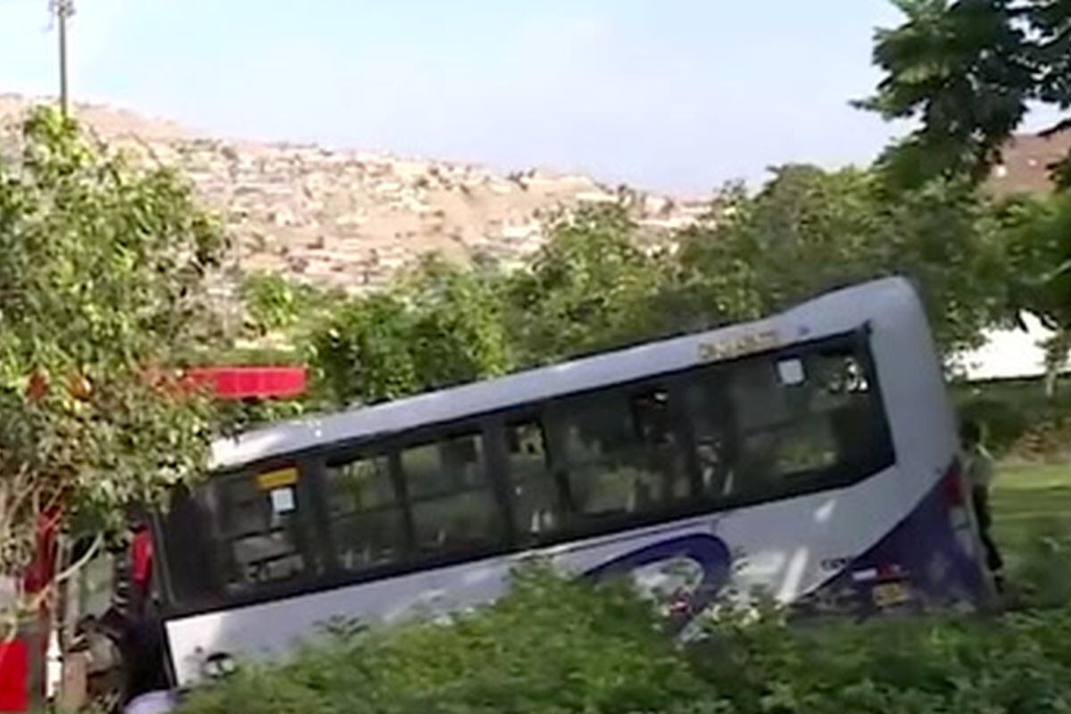 El accidente ocurrió la tarde de ayer, jueves 15 de febrero. El bus hasta el momento pertenece en el parque. Foto: América Noticias