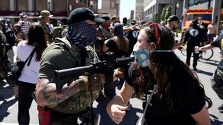 Grupos armados de partidarios de la policía y manifestantes antirracistas se enfrentan en Kentucky | FOTOS