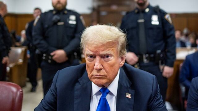 El expresidente de Estados Unidos, Donald Trump, en la mesa de los acusados dentro del Tribunal Penal de Manhattan, el 30 de mayo de 2024, en la ciudad de Nueva York. (Foto de Justin LANE / POOL / AFP)