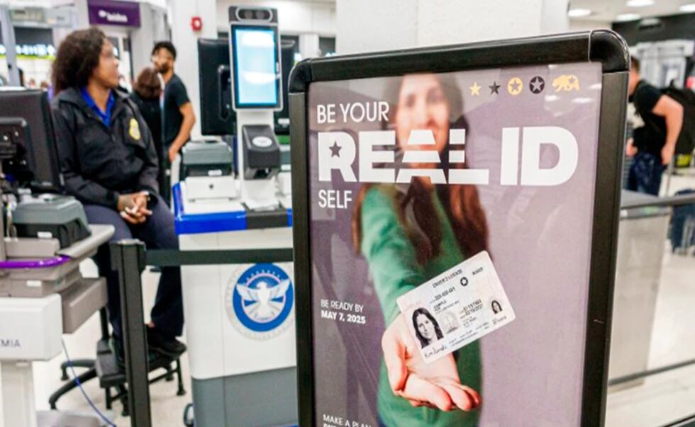El DHS remarca que desde el 7 de mayo de 2025 rige la vigencia del Real ID incorporado a licencias de conducir y/o tarjetas de identificación verificados por parte del TSA en cada aeropuerto.