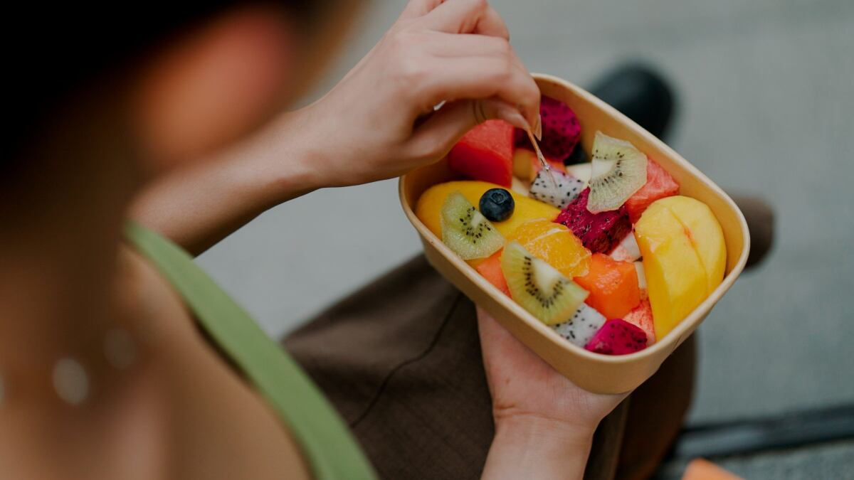 Una dieta rica agua, frutas, verduras y sopas es fundamental para hidratarse mejor.