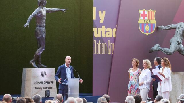 Barcelona: La estatua de Johan Cruyff ya luce en la explanada del Camp Nou