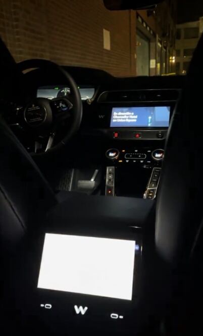 Durante el trayecto, Keltse graba cómo el coche se desplaza por la ciudad, maniobrando automáticamente y avisando de la presencia de otros vehículos. (Foto: @keltsearroyo)