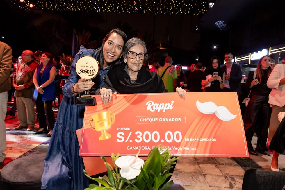Elisa de la Vega Muñoz, feliz ganadora de la categoría receta de la abuela, posa junto a su nieta Carmen Rozas y los premios de Rappi y Ferrand.