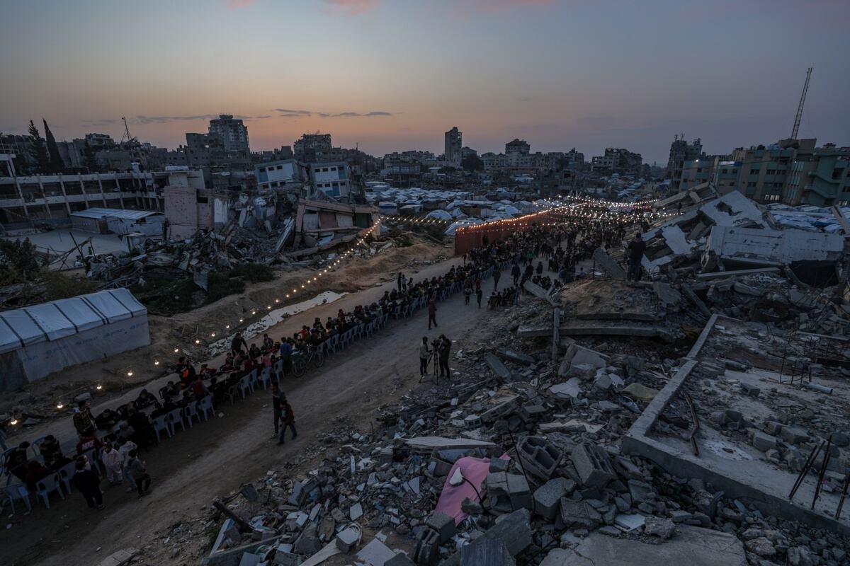 Palestinos se reúnen entre edificios destruidos para romper juntos el ayuno durante el mes sagrado del Ramadán en Gaza, al norte de la Franja de Gaza, el 6 de marzo de 2025. (Foto de EFE/EPA/MOHAMMED SABER)