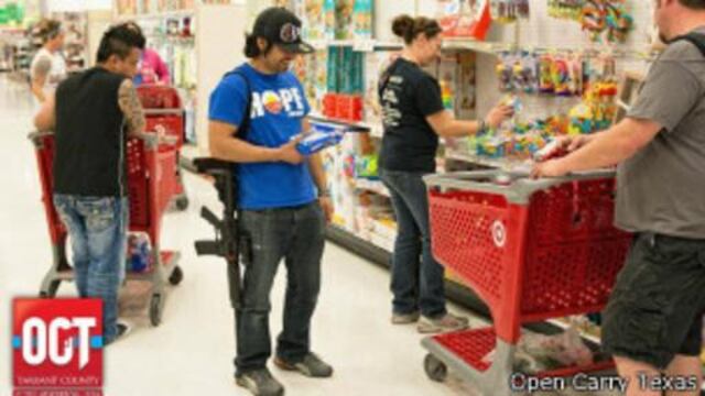 La moda extrema de ir al supermercado con el fusil de asalto