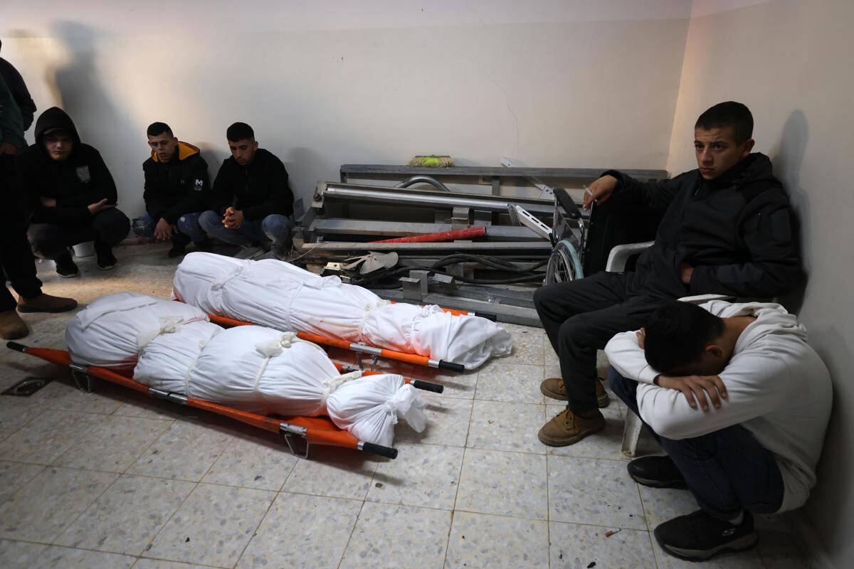 Familiares lloran junto a los cuerpos de sus parientes palestinos asesinados durante una operación militar israelí, en la aldea de Qabatiya, cerca de la ciudad de Jenin, en Cisjordania, el 2 de febrero de 2025. (Foto de EFE/EPA/ALAA BADARNEH)