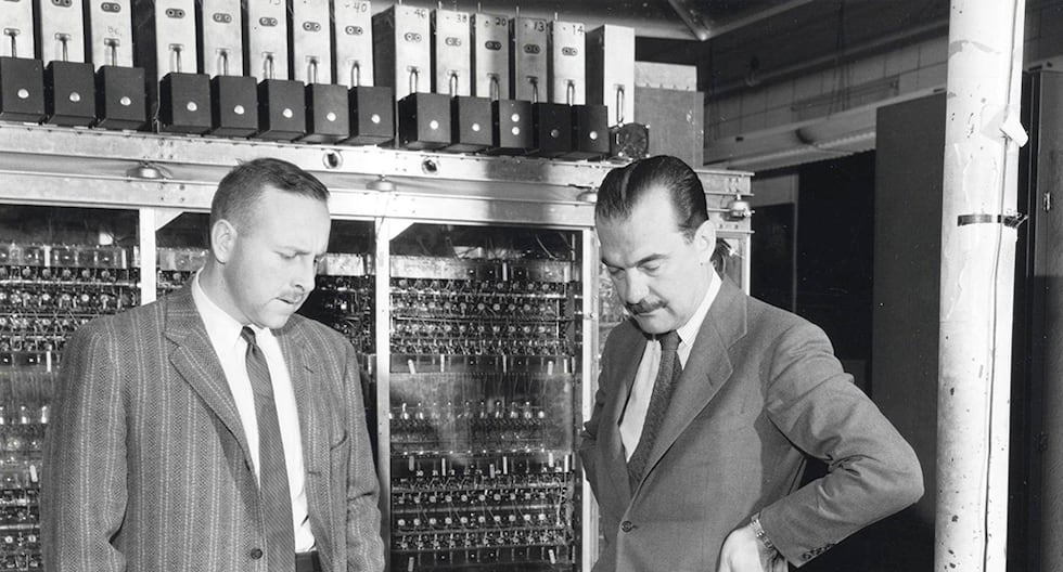 Paul Stein y Nicholas Metropolis juegan al ajedrez “Los Alamos” contra MANIAC, una versión simplificada del juego sin alfiles. La computadora todavía necesitaba unos 20 minutos entre movimientos.