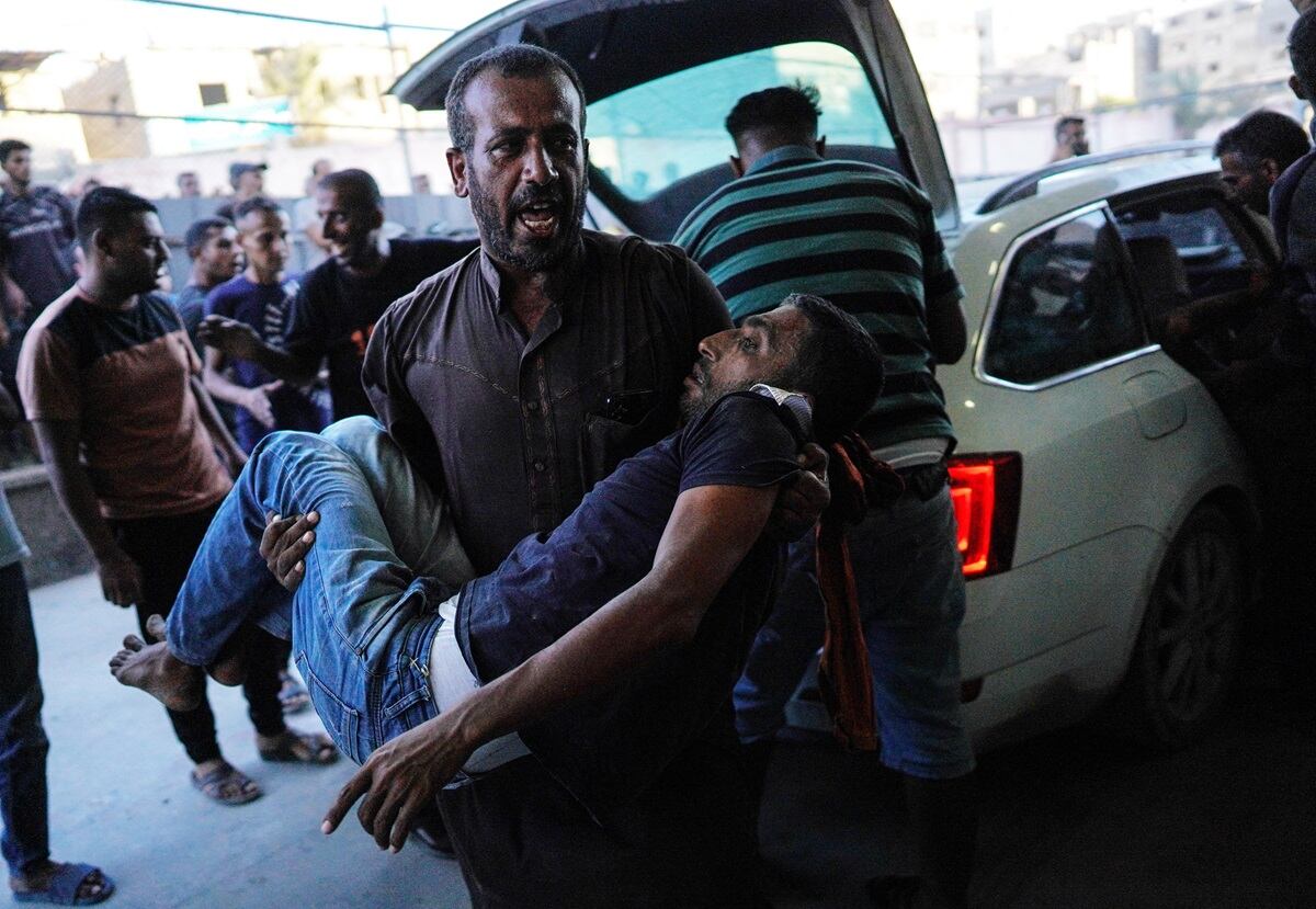 Un palestino herido es trasladado al hospital Nasser tras el bombardeo israelí en Jan Yunis, en el sur de la Franja de Gaza, el 20 de agosto de 2024. (Foto de Bashar TALEB / AFP)
