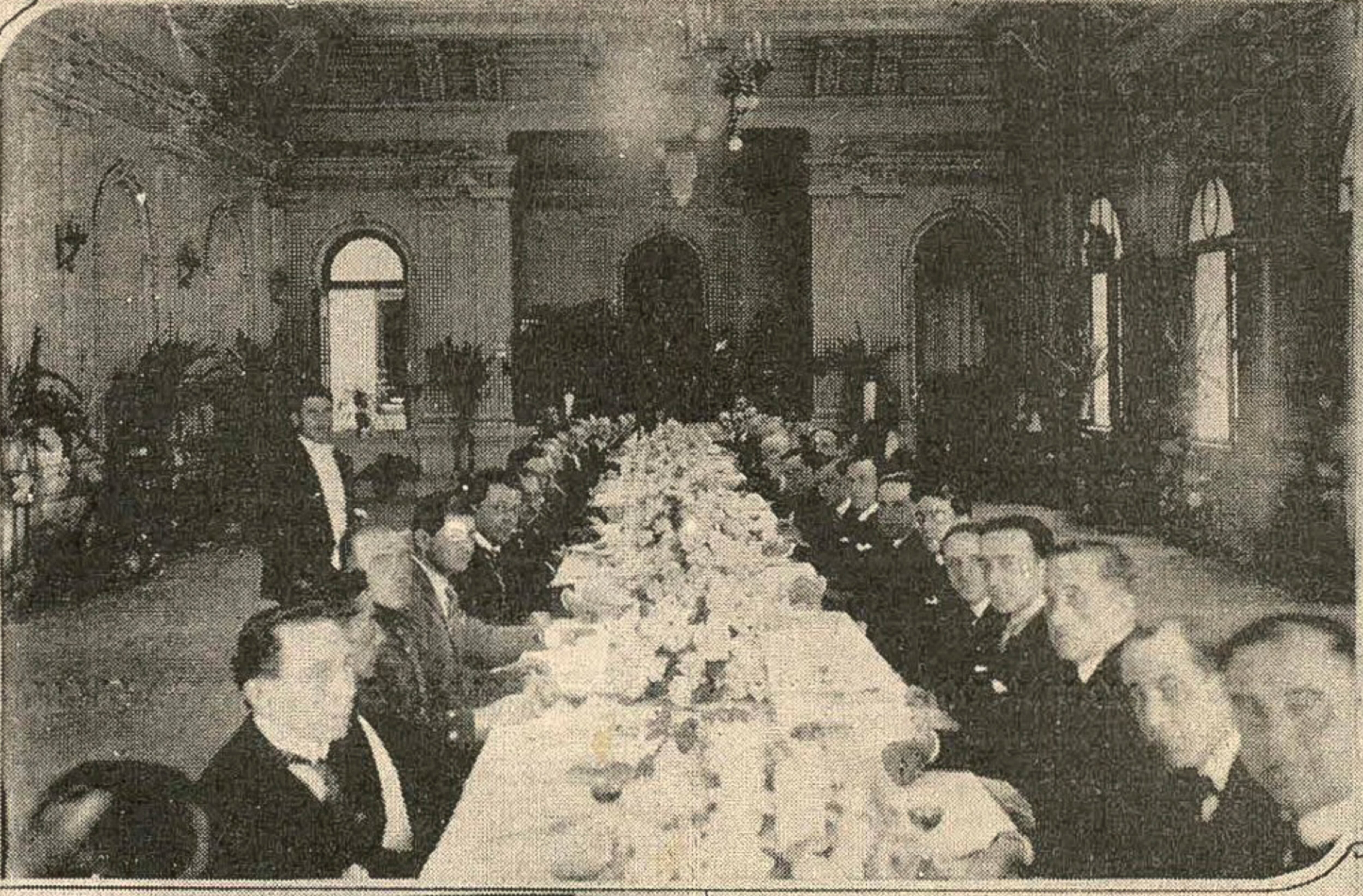 Una foto de la cena de inauguración, con periodistas de la casa e invitados internacionales.