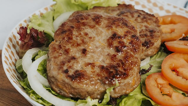 Hamburguesa de carne: una versátil receta que puedes integrar con cebolla o espinaca