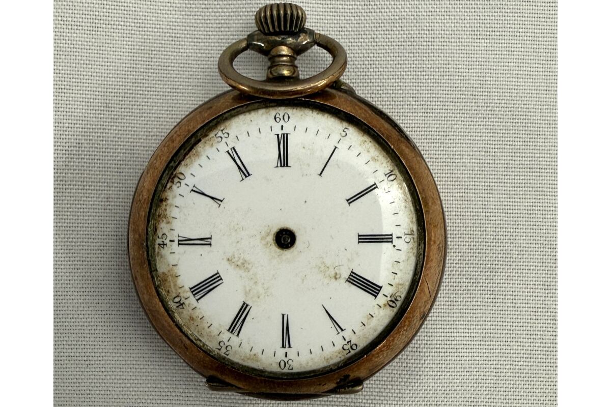 Un reloj de plata dorada y latón que se encontró entre las posesiones del pasajero de segunda clase danés Hans Christensen Givard, en el Titanic. (Henry Aldridge and Son Ltd / AFP)