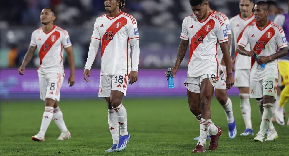 La selección peruana sumó su tercer partido sin obtener una victoria tras caer ante Chile por las Eliminatorias. (Photo by MARTIN BERNETTI / AFP)