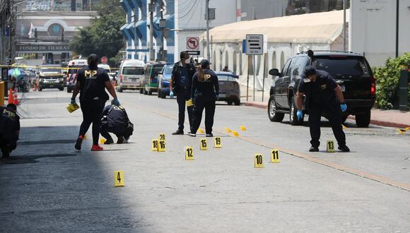 Agentes de la policía de Guatemala revisa la escena del crimen, donde fue atacada la fiscal especial Miriam Reguero, en Ciudad de Guatemala, el 27 de marzo de 2024. (Foto de María Renée Barrientos / Prensa Libre)