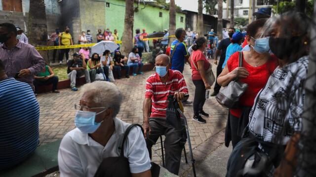 Largas filas para vacunación contra el coronavirus en icónica barriada de Caracas 