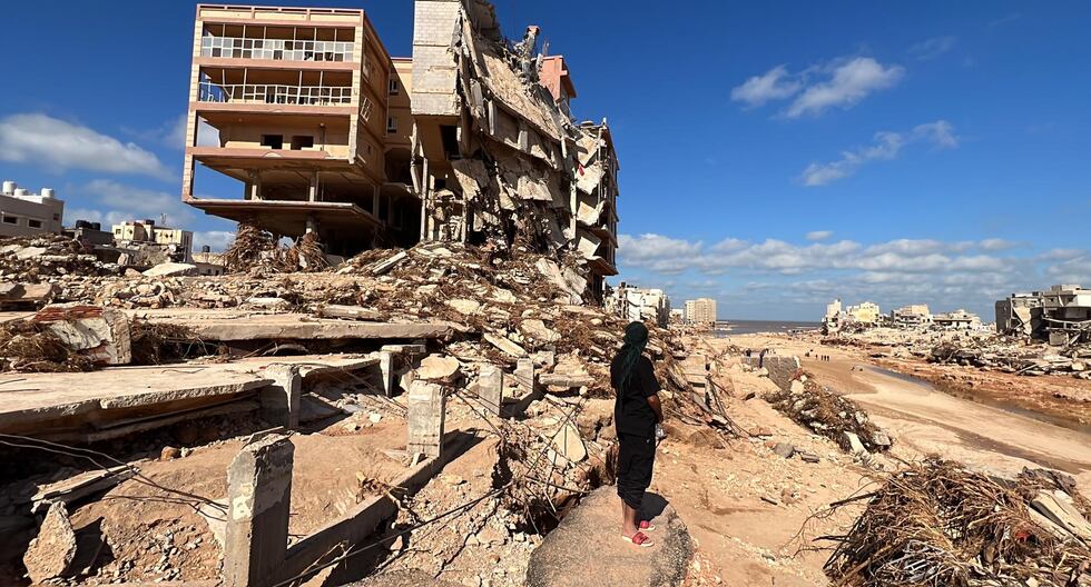 Un hombre se encuentra cerca de edificios derrumbados en la ciudad portuaria de Derna, al este de Libia, el 14 de septiembre de 2023, tras la tormenta Daniel y el colapso de dos represas. (EFE/EPA/STRINGER).