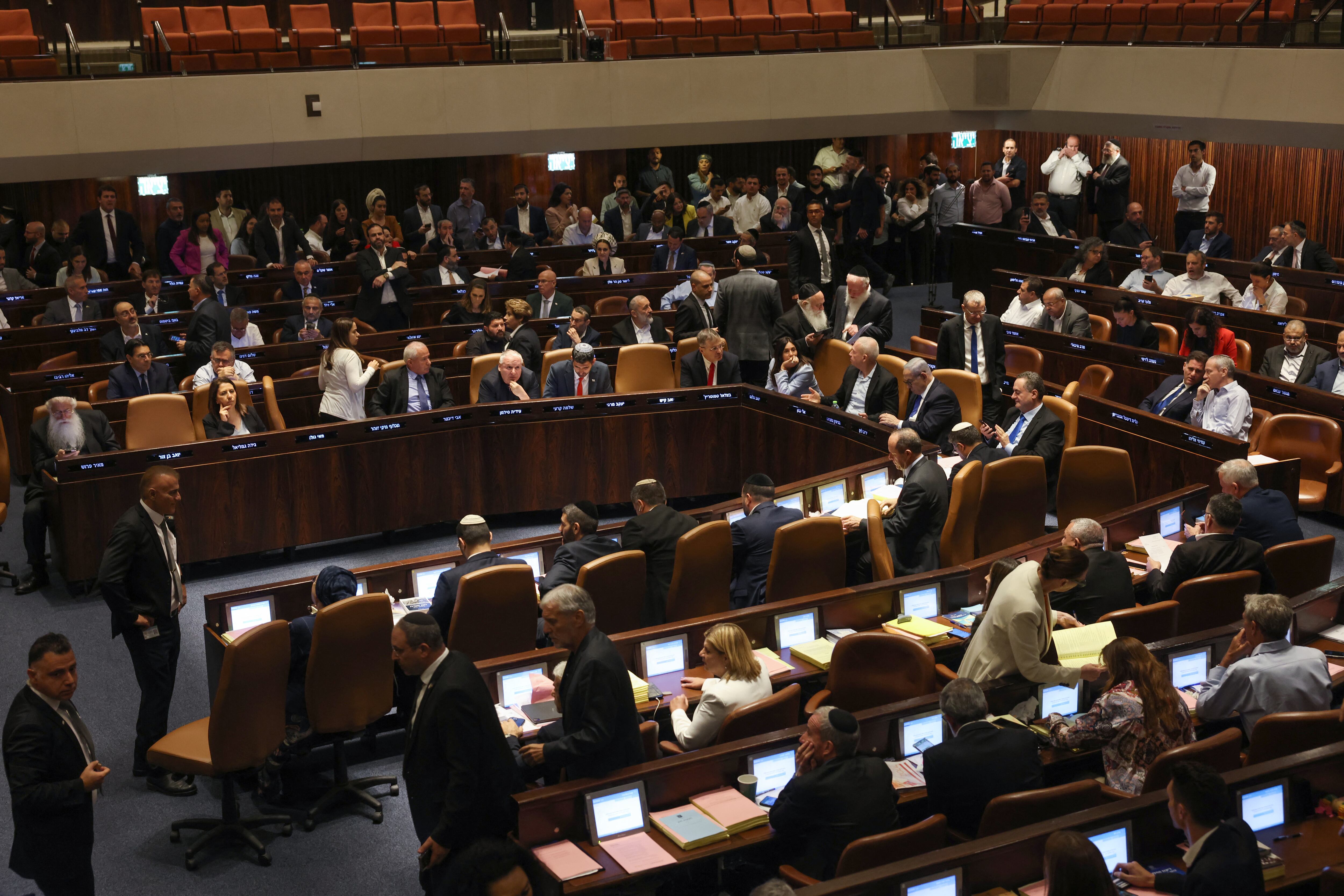 El Parlamento de Israel celebra una sesión en Jerusalén el 24 de julio de 2023, en medio de una ola de protestas de meses contra la reforma judicial planificada por el gobierno. (Foto de RONALDO SCHEMIDT / AFP)