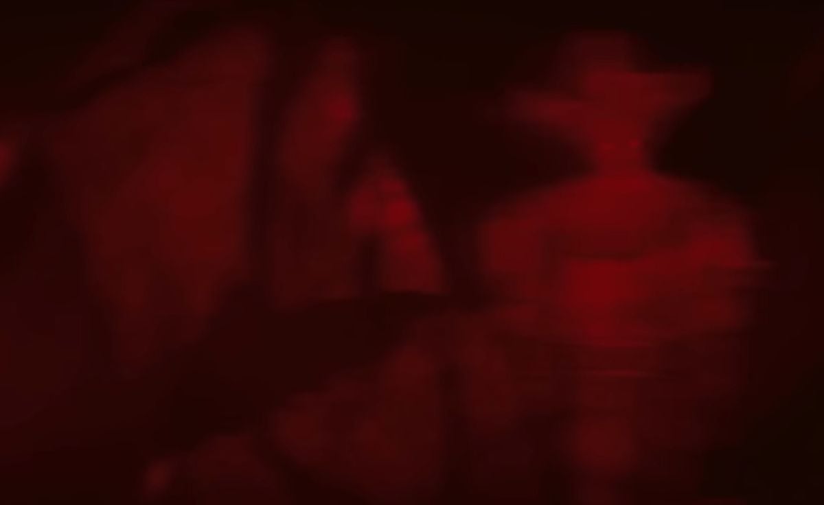 En "IT: Bienvenidos a Derry", esta es la fotografía que tomaron los niños. En el lado derecho se ve la forma de payaso de Pennywise (Foto: HBO)