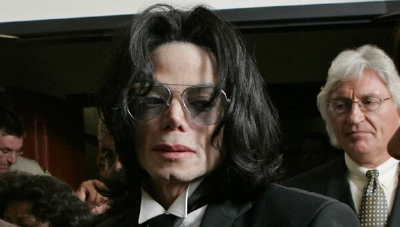 Michael Jackson sale del Tribunal Superior del Condado de Santa Bárbara después de que se leyera el veredicto en su caso de abuso de menores, el 13 de junio de 2005 en Santa María, California. (Foto de KEVORK DJANSEZIAN / POOL / AFP)