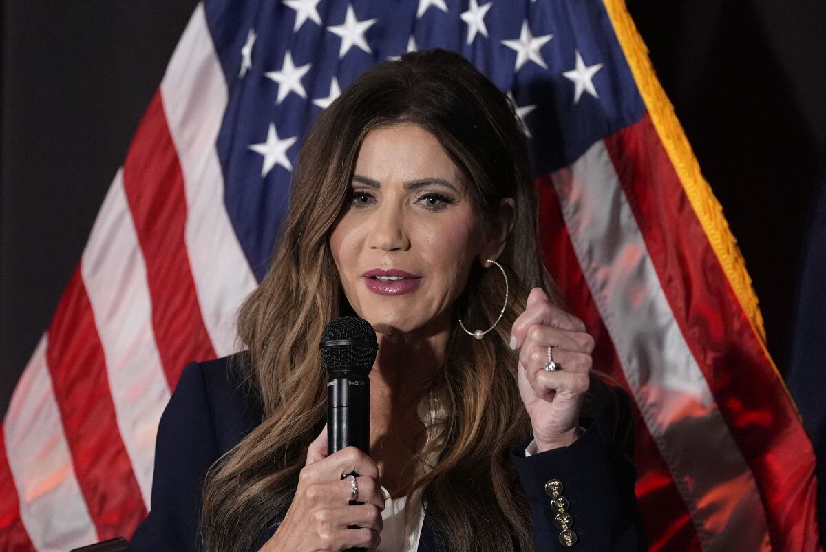 Kristi Noem comunicó esta nueva medida durante su presencia en el Aeropuerto Internacional de Mineápolis-Saint Paul. (Foto: Alex Brandon / AFP)