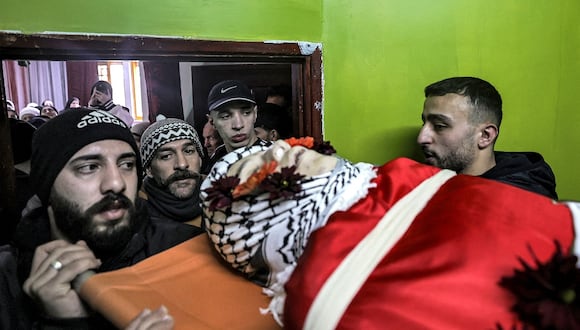Dolientes cargan el cuerpo del palestino Mohamed Ahmed Khadour, de 17 años, en la aldea de Biddu, al noroeste de Jerusalén, en la Cisjordania ocupada. el 12 de febrero de 2024. (Foto de Zain JAAFAR / AFP)