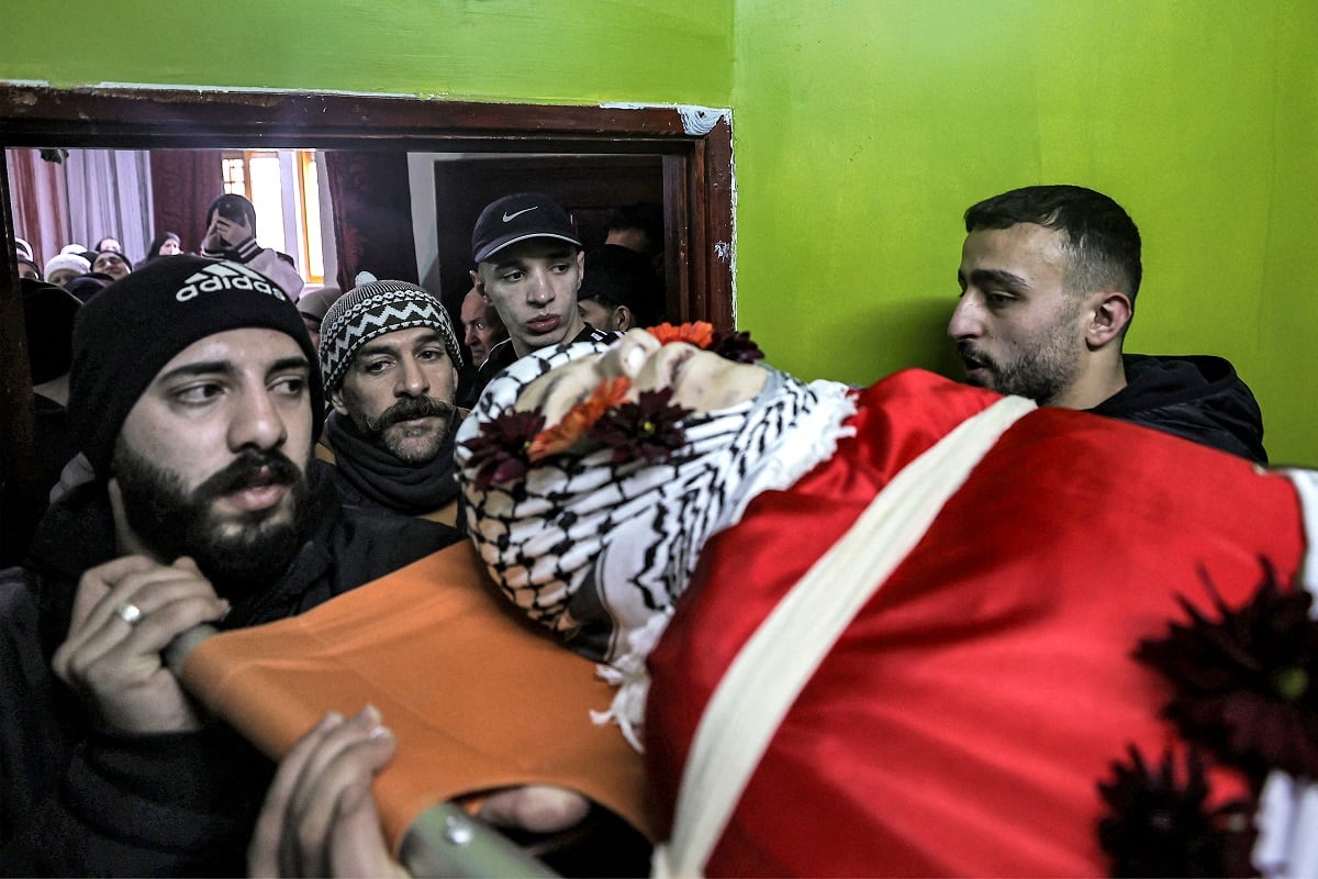 Dolientes cargan el cuerpo del palestino Mohamed Ahmed Khadour, de 17 años, en la aldea de Biddu, al noroeste de Jerusalén, en la Cisjordania ocupada. el 12 de febrero de 2024. (Foto de Zain JAAFAR / AFP)