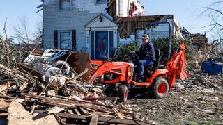 Empieza la titánica tarea de remover los escombros del tornado en Kentucky