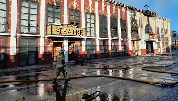 Un bombero caminando por la discoteca Teatre mientras al menos trece personas mueren en un incendio, en Murcia. (Foto por Folleto / Servicios de Emergencias 112 Región de Murcia / AFP)