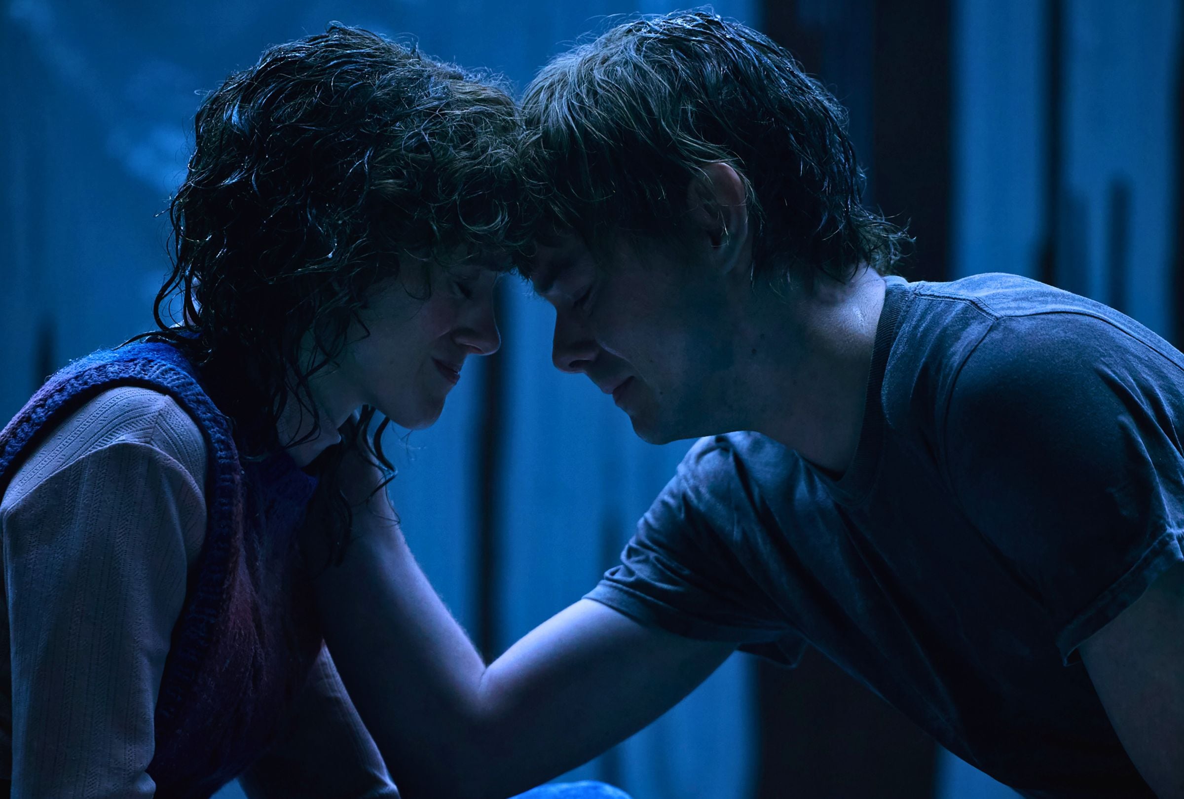 Natalia Dyer como Nancy Wheeler y Charlie Heaton como Jonathan Byers en una escena de "Stranger Things 5" (Foto: Netflix)