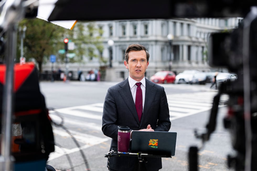 Vaughn Hillyard, corresponsal de MS NOW en la Casa Blanca, realiza un reporte televisivo desde una esquina a las afueras de la Casa Blanca el 21 de septiembre de 2026. (Foto de Finn Gomez / GETTY IMAGES NORTH AMERICA / Getty Images vía AFP).