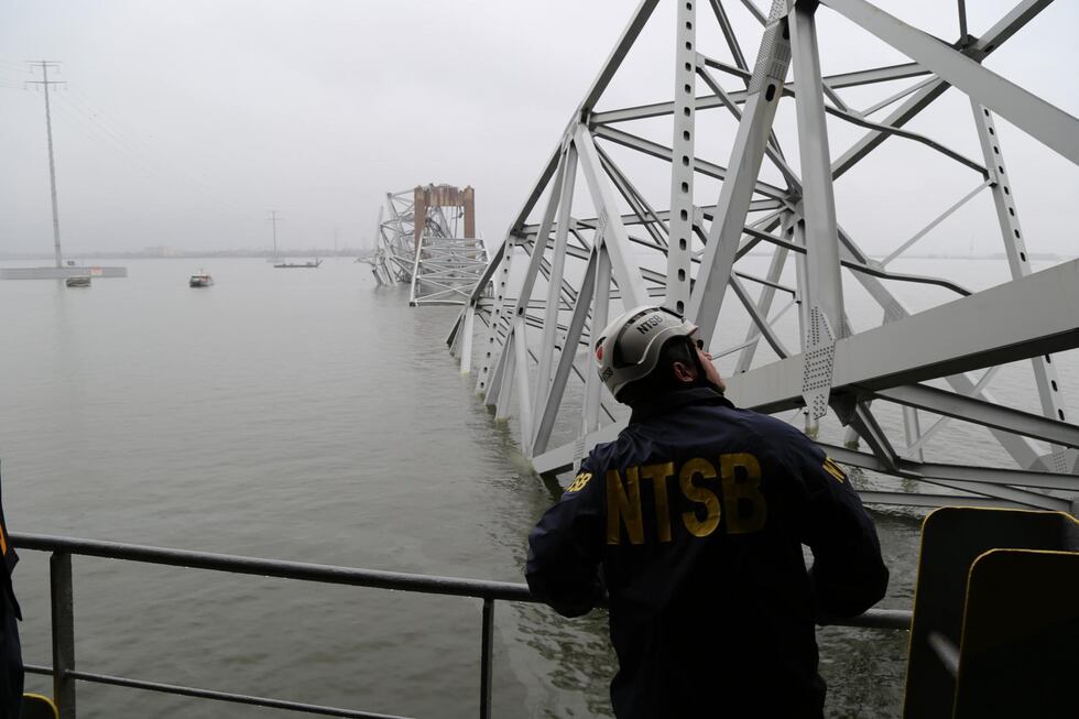 Una fotografía proporcionada el 27 de marzo por la Junta Nacional de Seguridad en el Transporte (NTSB) muestra a los investigadores en el puente colapsado. (EFE).