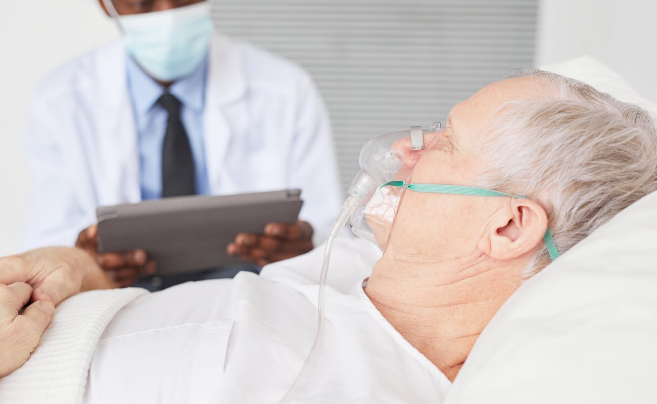 Para determinar de qué manera asistir a los médicos en la entubación, se deben considerar exámenes y variantes como la medición objetiva de la tos, la velocidad de contracción diafragmática y el ensayo de respiración espontánea.