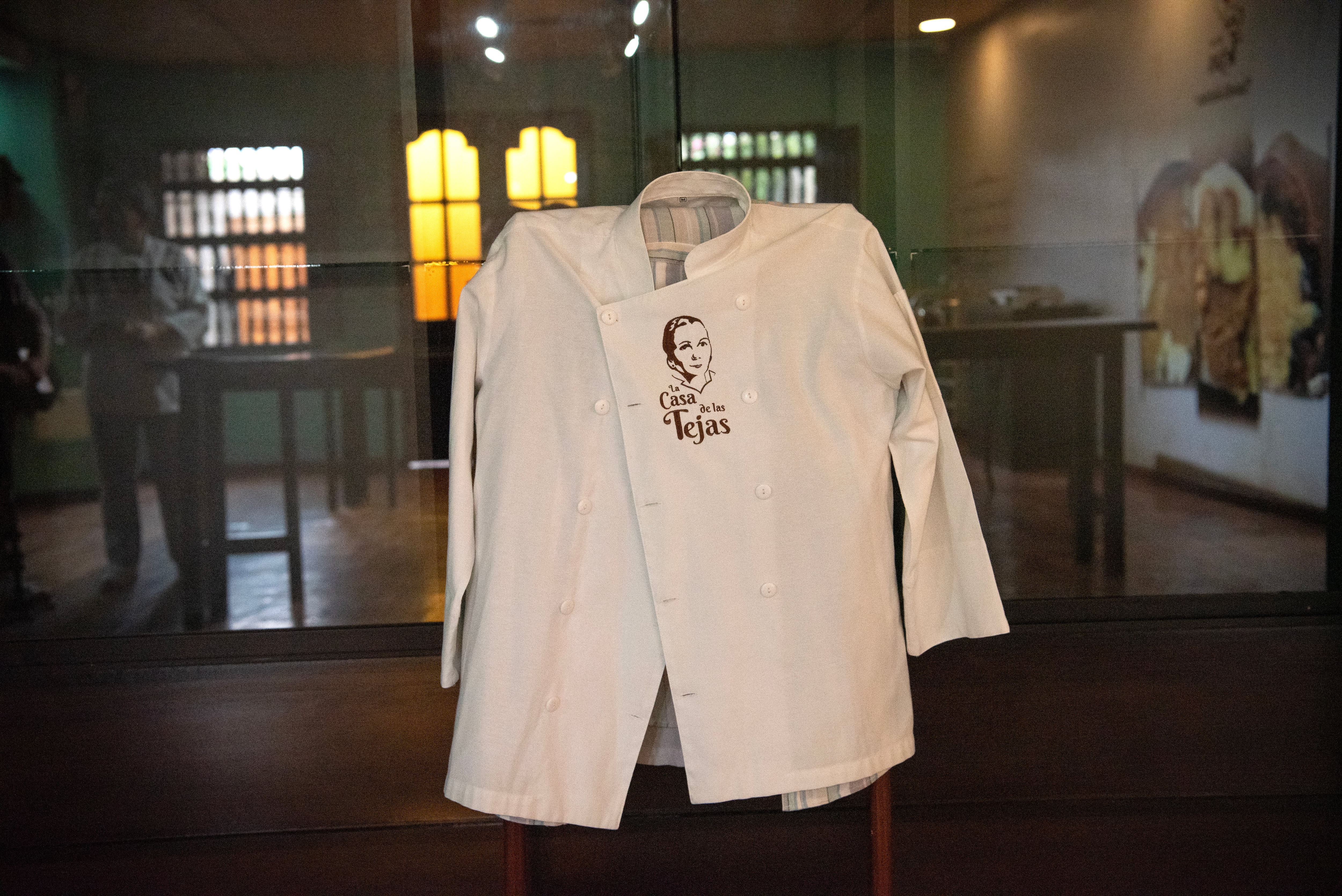 El uniforme oficial que usa doña Norma en el taller de La Casa de las Tejas.