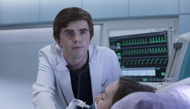 El Dr. Shaun revisa a una paciente en una escena de la serie “The Good Doctor” (Foto: ABC)