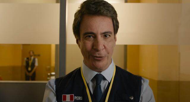 Carlos Carlín es un oficial de migraciones que recibe a Paddington. (Captura de pantalla)