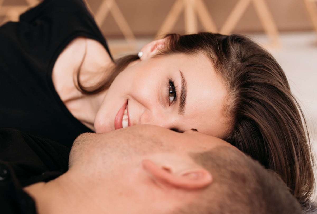 Besar con los ojos abiertos puede reflejar una necesidad de conexión visual o curiosidad por la reacción de la pareja. | Crédito: Freepik