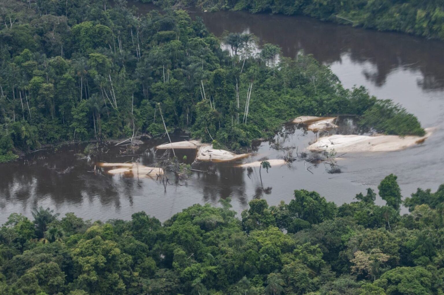 Las dragas utilizadas para extraer oro de manera ilegal están socavando la ribera del río Nanay. Foto: cortesía Ministerio Público de Perú