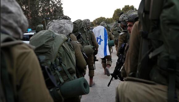 Soldados israelíes patrullan la zona de Be'eri, Israel, 11 de octubre de 2023. Según funcionarios israelíes, se encontraron 108 cadáveres israelíes en el kibutz de Be'eri, cerca de la frontera con Gaza, tras el ataque de Hamas el 7 de octubre. Más de 1.200 israelíes han muerto y más de 2.800 han resultado heridos, según las Fuerzas de Defensa de Israel (FDI), después de que el movimiento islamista Hamas lanzara un ataque contra Israel desde la Franja de Gaza el 7 de octubre | Foto: EFE/EPA/ATEF SAFADI