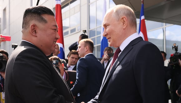 El presidente de Rusia, Vladimir Putin (derecha), le da la mano al líder de Corea del Norte, Kim Jong Un (izquierda). (Foto de Mikhail METZEL / PISCINA / AFP)