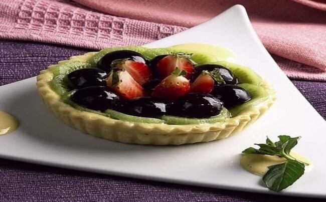 Tartaletas con kiwi, uvas y fresas