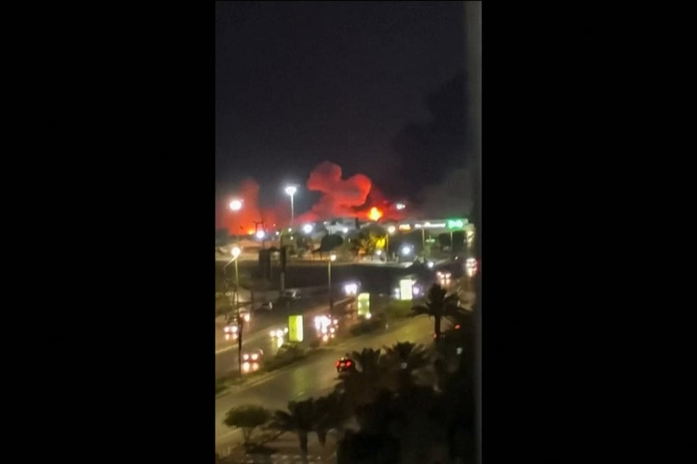 Captura de video de explosiones en Bandar Abbas, la principal ciudad portuaria de Irán, tras un ataque de Estados Unidos. (Foto de varias fuentes / AFP).