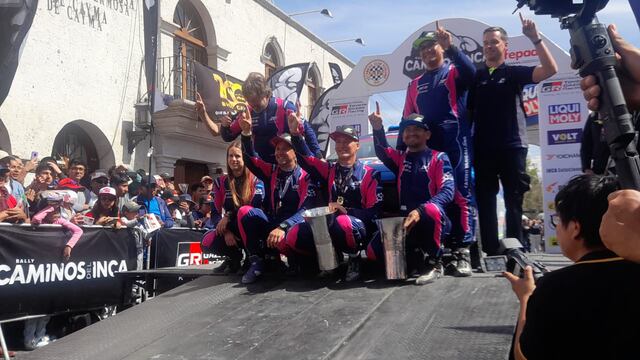 Nicolás Fuchs se toma la postal junto a su equipo tras ganar Caminos del Inca | Foto: Christian Cruz Valdivia
