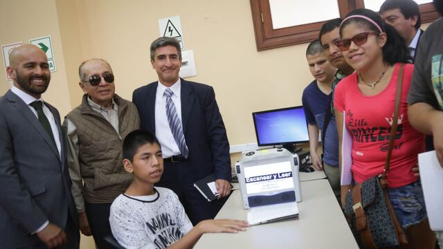 Adquieren equipos que permiten leer en braille a invidentes